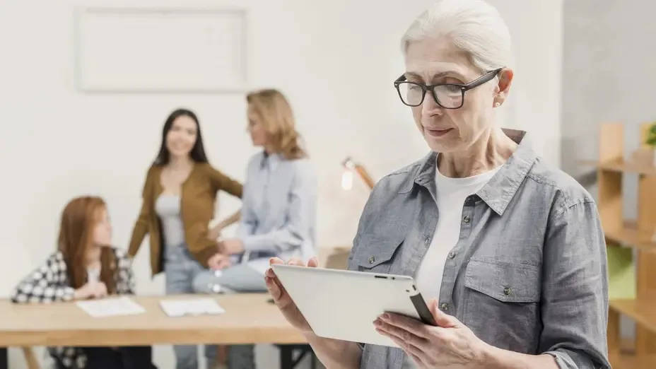 Profesional +55 trabajando con una tablet